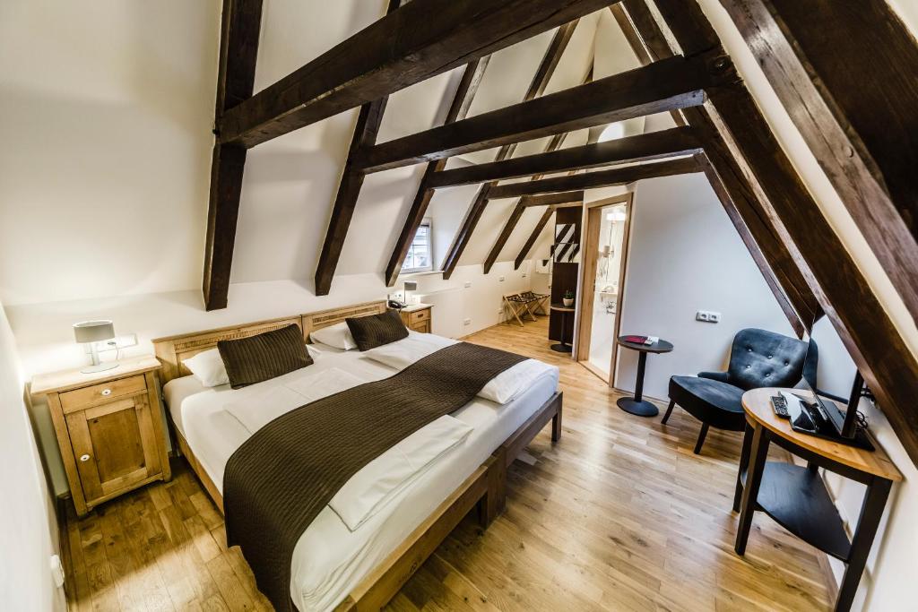 Archibald At the Charles Bridge Official