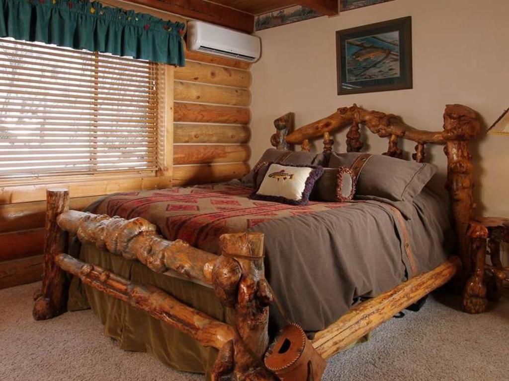 Alaskan Inn Official Site Bed And Breakfasts In Ogden Hook Line Sinker Mtn Queen Room