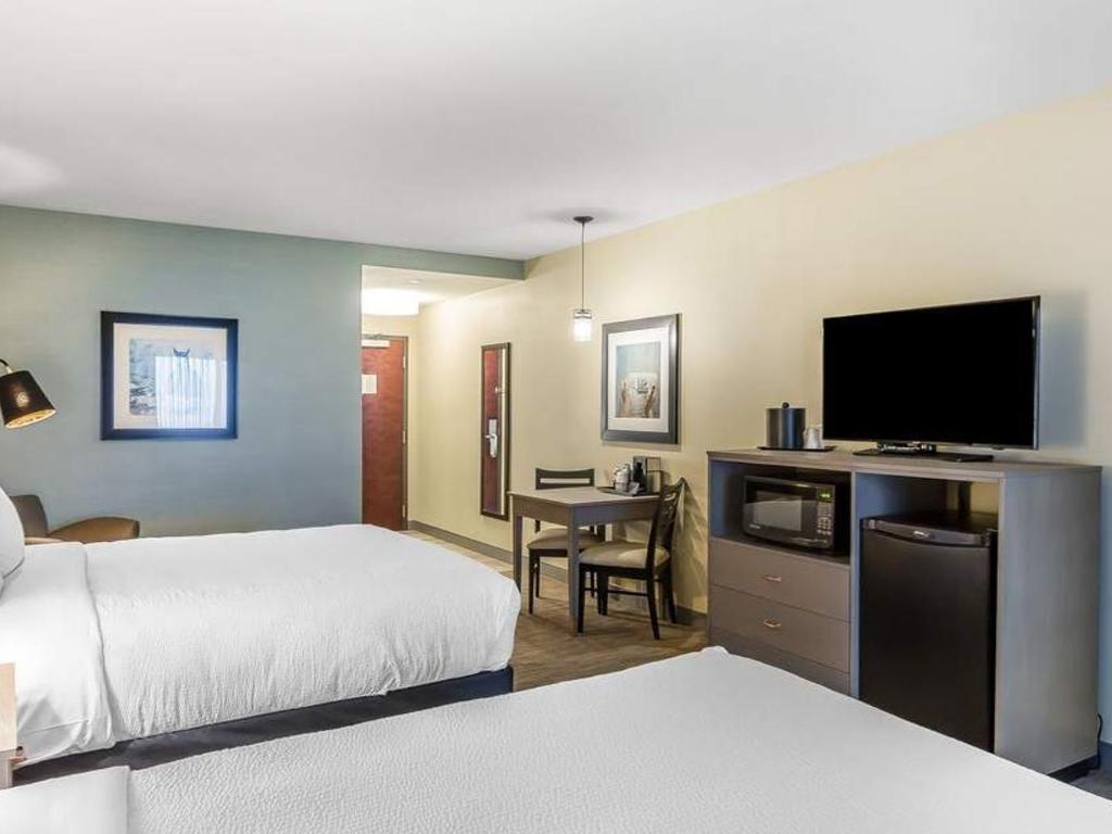 Queen Deluxe Bayview Room | Marina Bay Hotel & Suites | Chincoteague