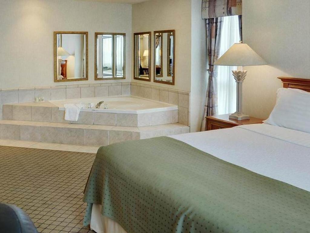Chambre Lit King-Size avec Jacuzzi Suite - Holiday Inn Oakville at ... Chambre Lit King-Size avec Jacuzzi Suite - Holiday Inn Oakville at ...