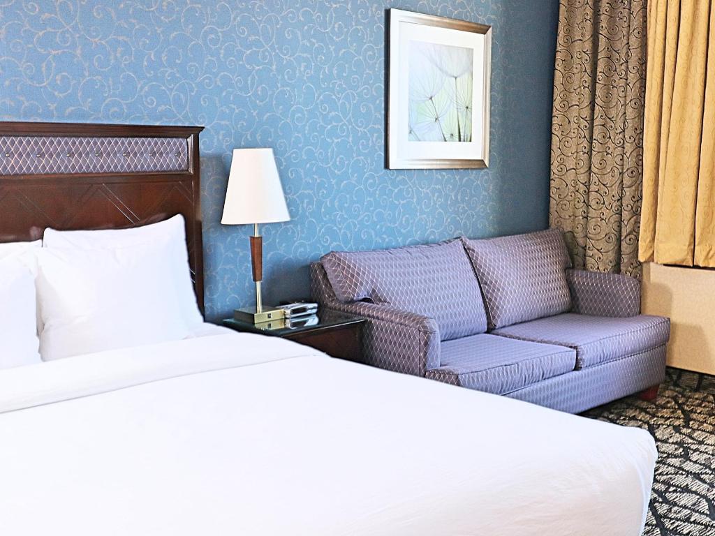 Empire Suites Montreal Canada Queen Bed Plus Sofa