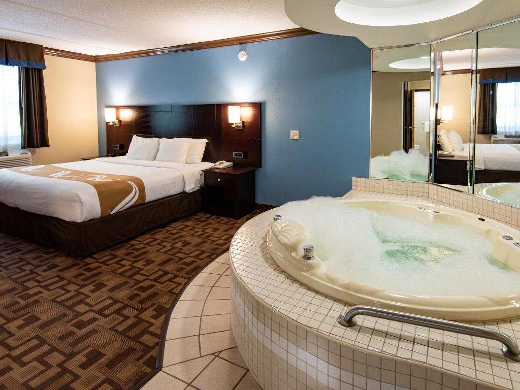 Hotels with private jacuzzi rooms near me