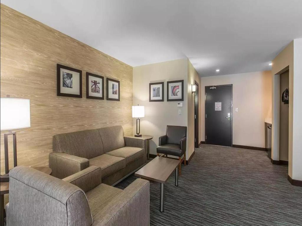 Comfort Inn Suites Airport North Official Site Hotels In Calgary
