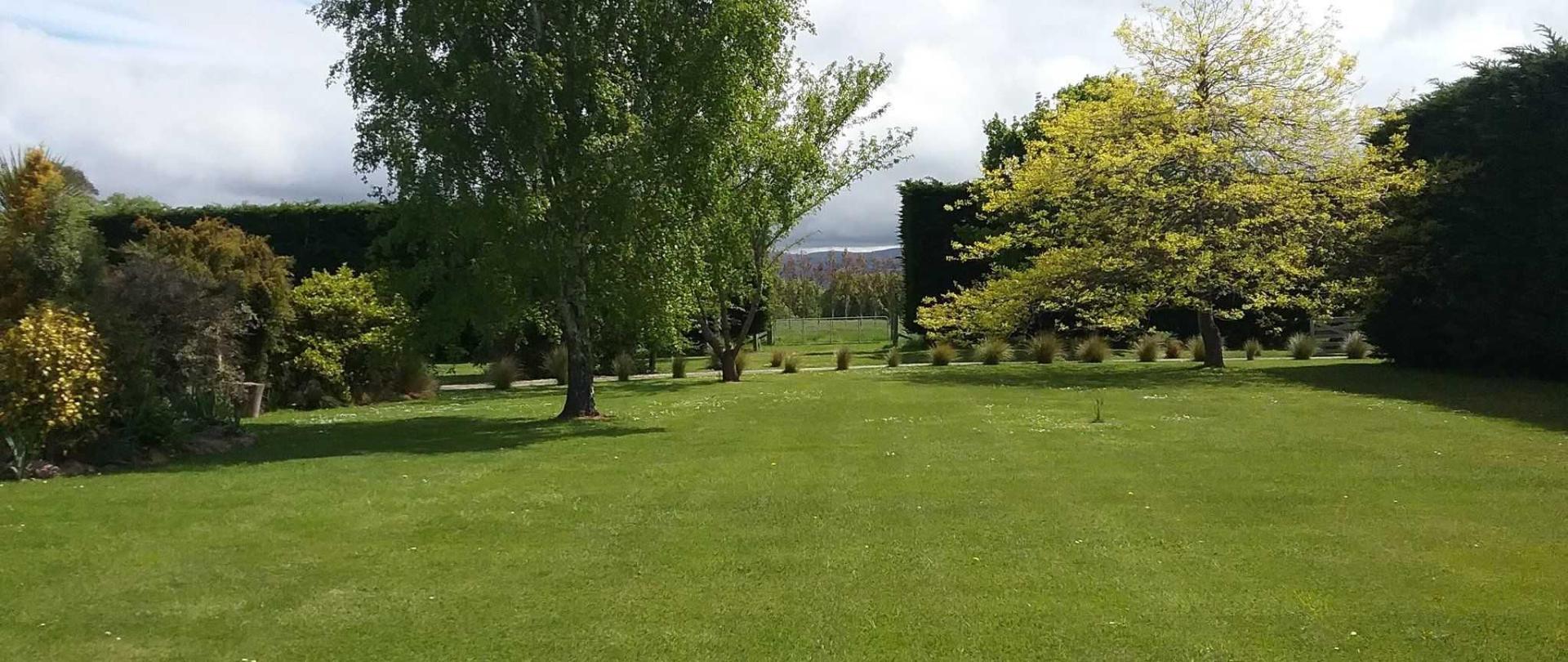 Large lawns to wander & relax on, country tranquility..jpg