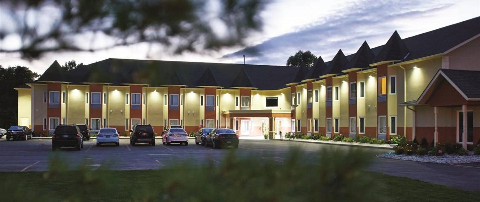 Quality Inn Southampton Close To All Beaches And Golf Courses