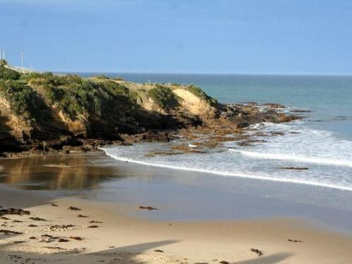 campbells-bay-kakanui-popular-with-surfers-3.jpg