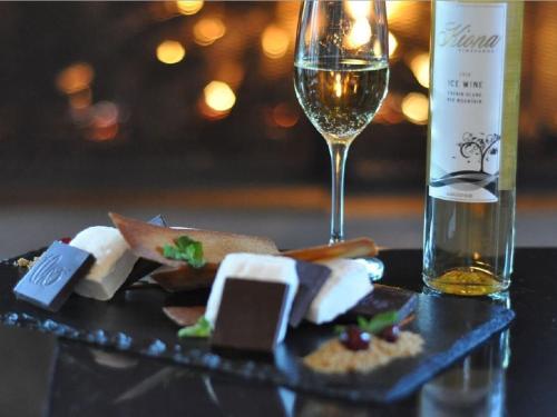 In-Room Treats & Dining